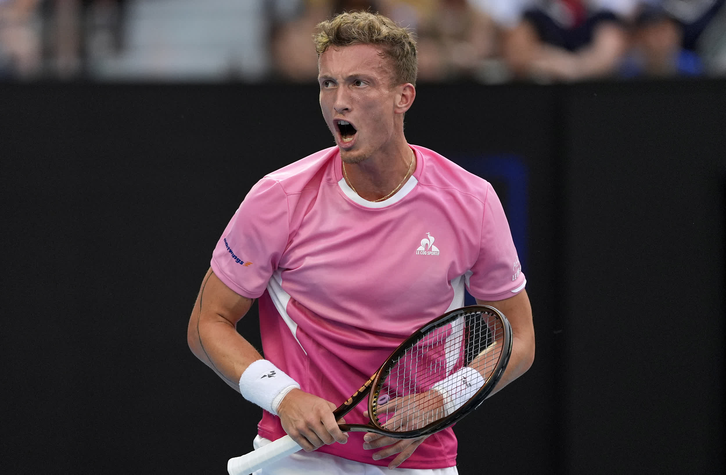 PG游戏-关于德约科维奇重返赛场，出色防守首场状态出色，IG观众沸腾！再创辉煌时刻的信息